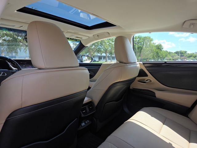 Used 2019 Lexus ES 300h Ultra Luxury w/ Accessory Package 2 FWD image 18
