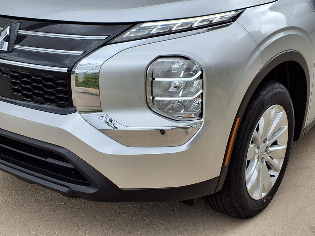 New 2025 Mitsubishi Outlander ES image 8