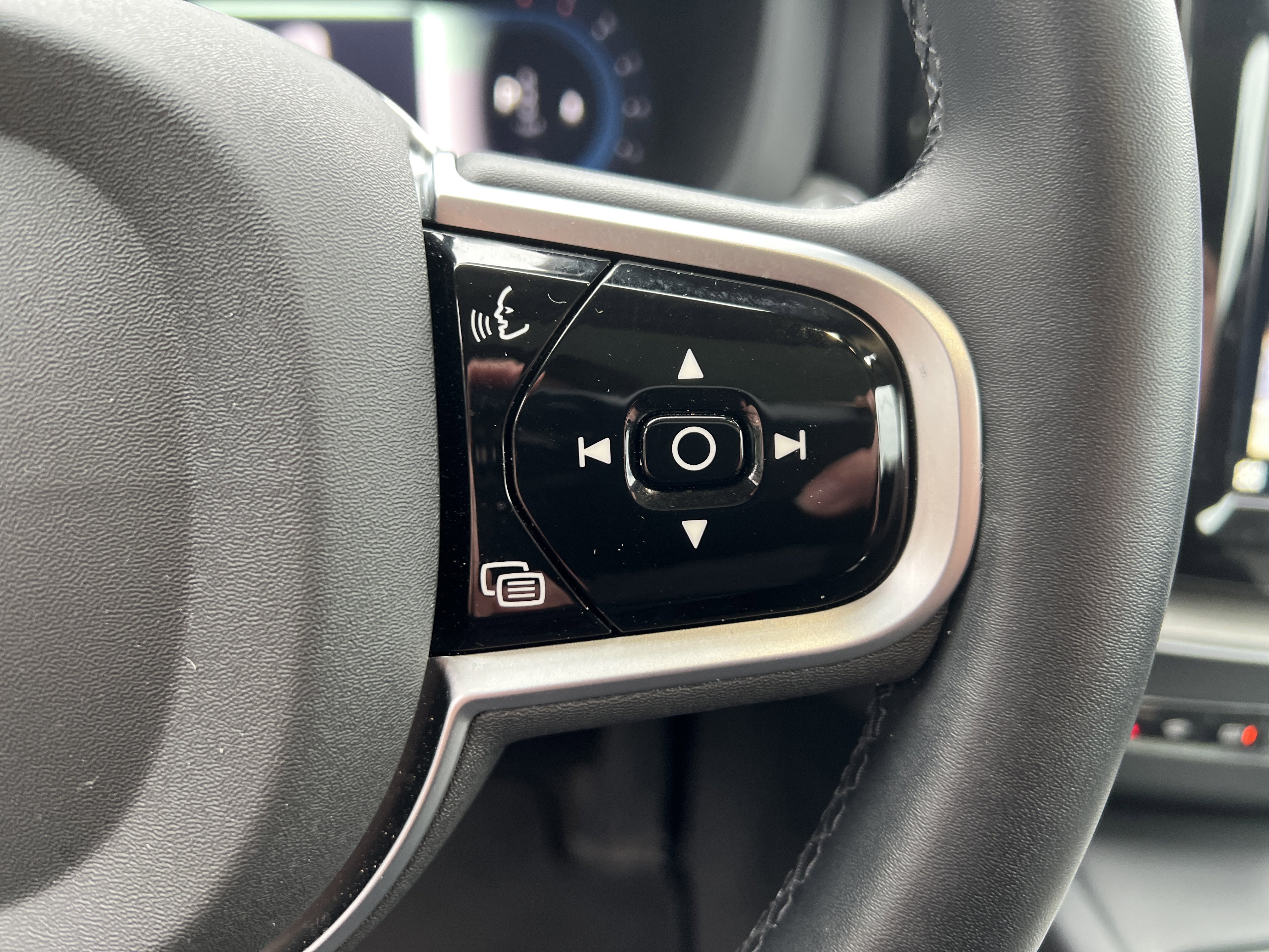 Used 2025 Volvo XC60 B5 Plus image 20