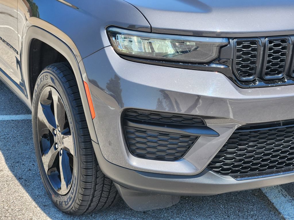 Used 2023 Jeep Grand Cherokee Altitude AWD/4WD image 9
