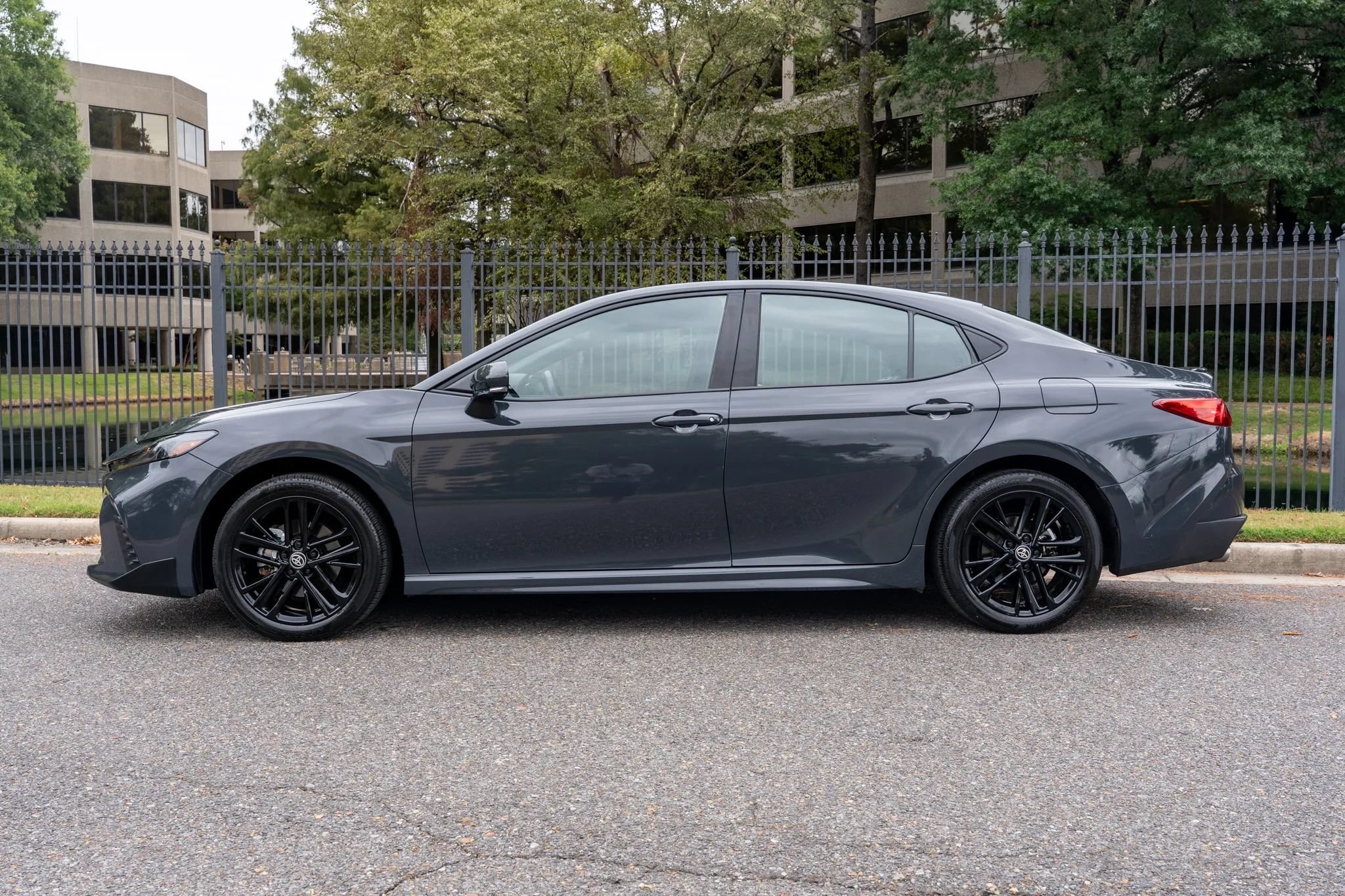Used 2025 Toyota Camry SE w/ Convenience Package AWD/4WD image 9