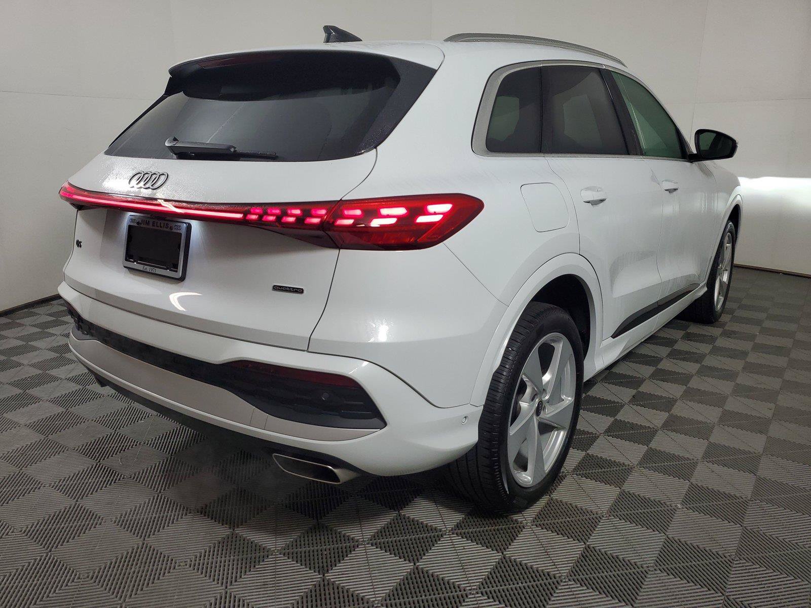 Used 2025 Audi Q5 Premium Plus w/ Premium Plus AWD/4WD image 6