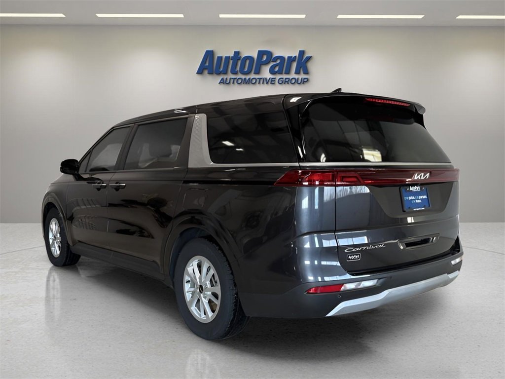 Used 2022 Kia Carnival LX image 5