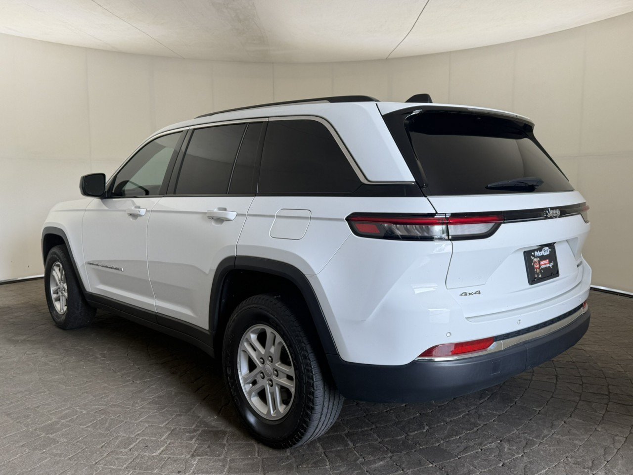 Used 2022 Jeep Grand Cherokee Laredo w/ Luxury Tech Group I AWD/4WD image 5