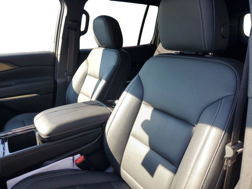 Used 2025 Chevrolet Traverse LT FWD image 11