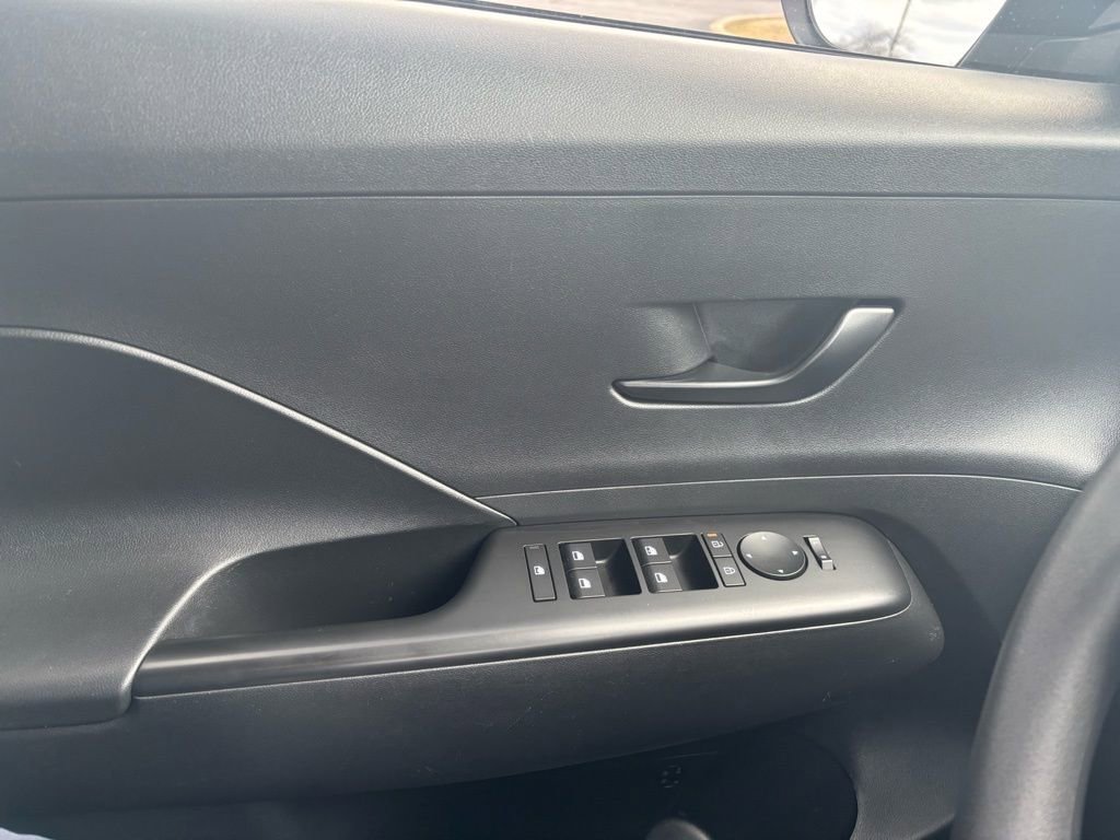 Used 2024 Hyundai Kona SE image 23