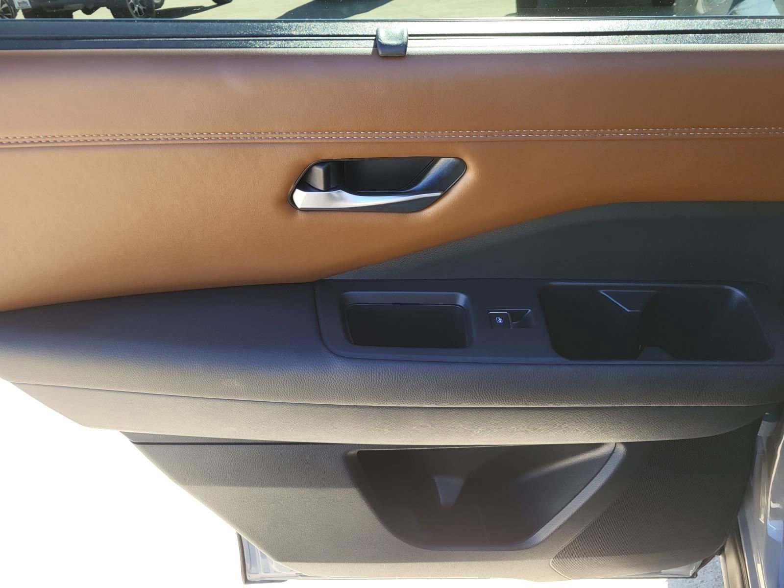 Used 2024 Nissan Pathfinder Platinum w/ Cargo Package image 19