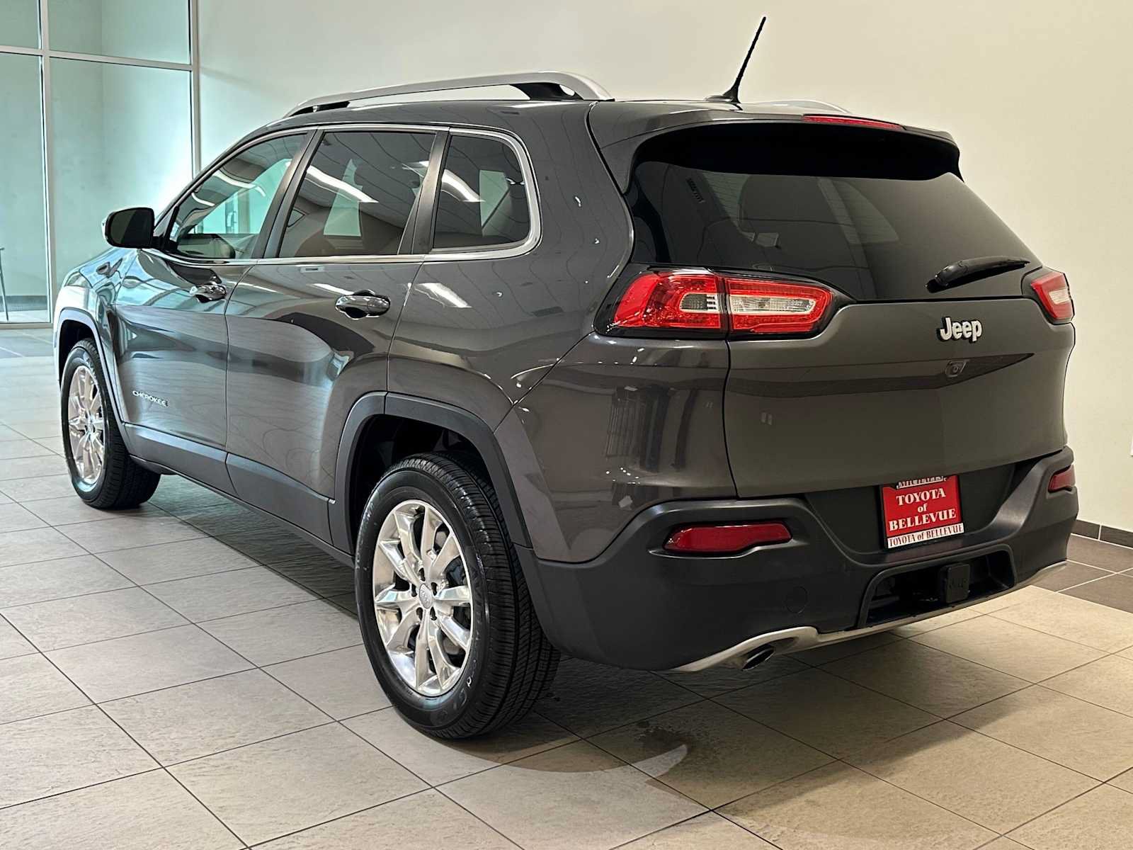 Used 2015 Jeep Cherokee Limited w/ Luxury Group AWD/4WD image 4