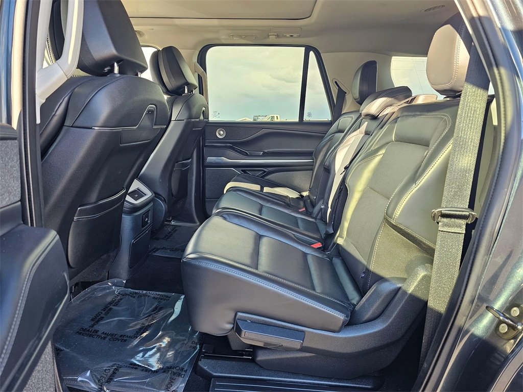 Used 2025 Lincoln Navigator L Reserve image 13