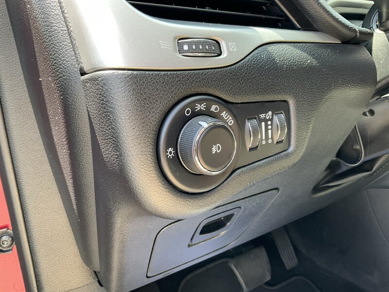 Used 2016 Jeep Cherokee Latitude FWD image 28
