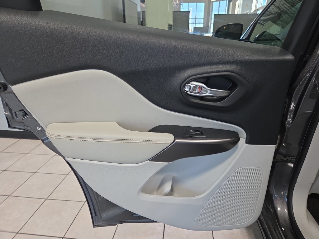 Used 2019 Jeep Cherokee Limited FWD image 26