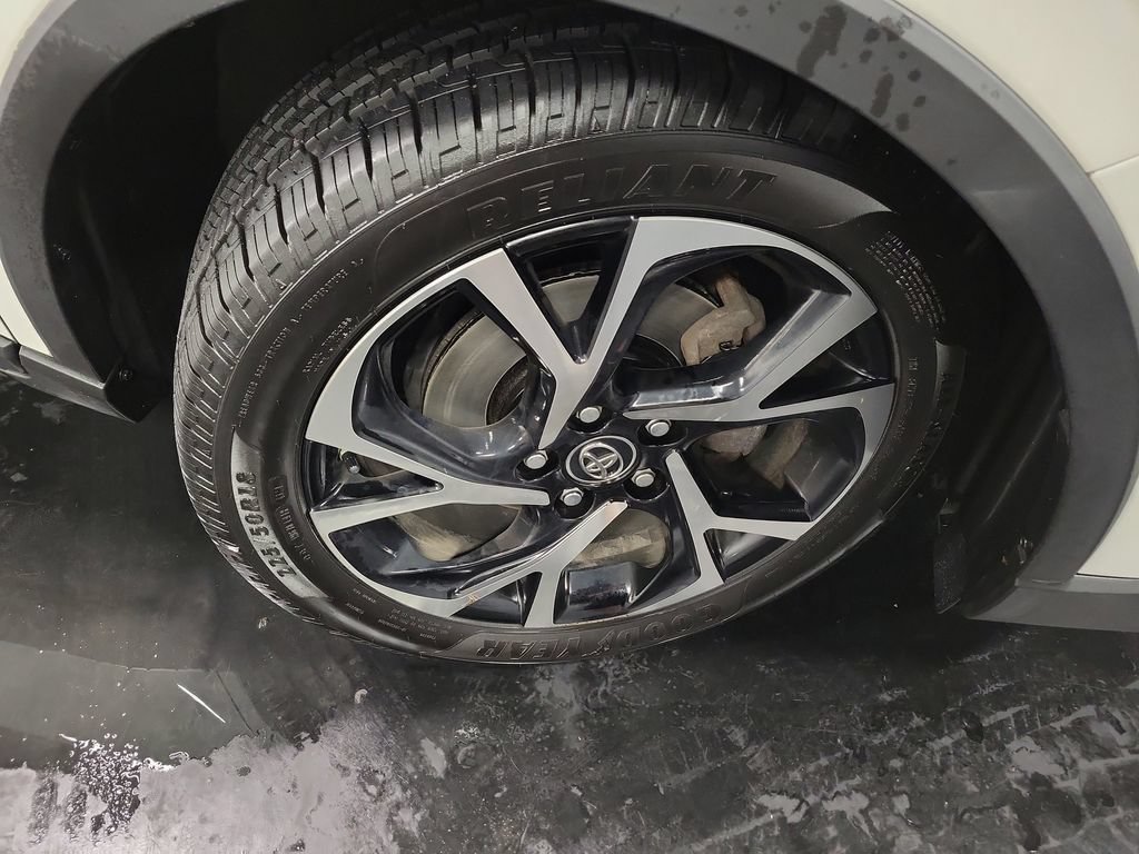 Used 2019 Toyota C-HR XLE FWD image 10