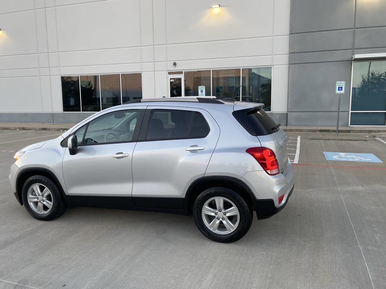 Used 2022 Chevrolet Trax LT w/ LT Convenience Package image 11