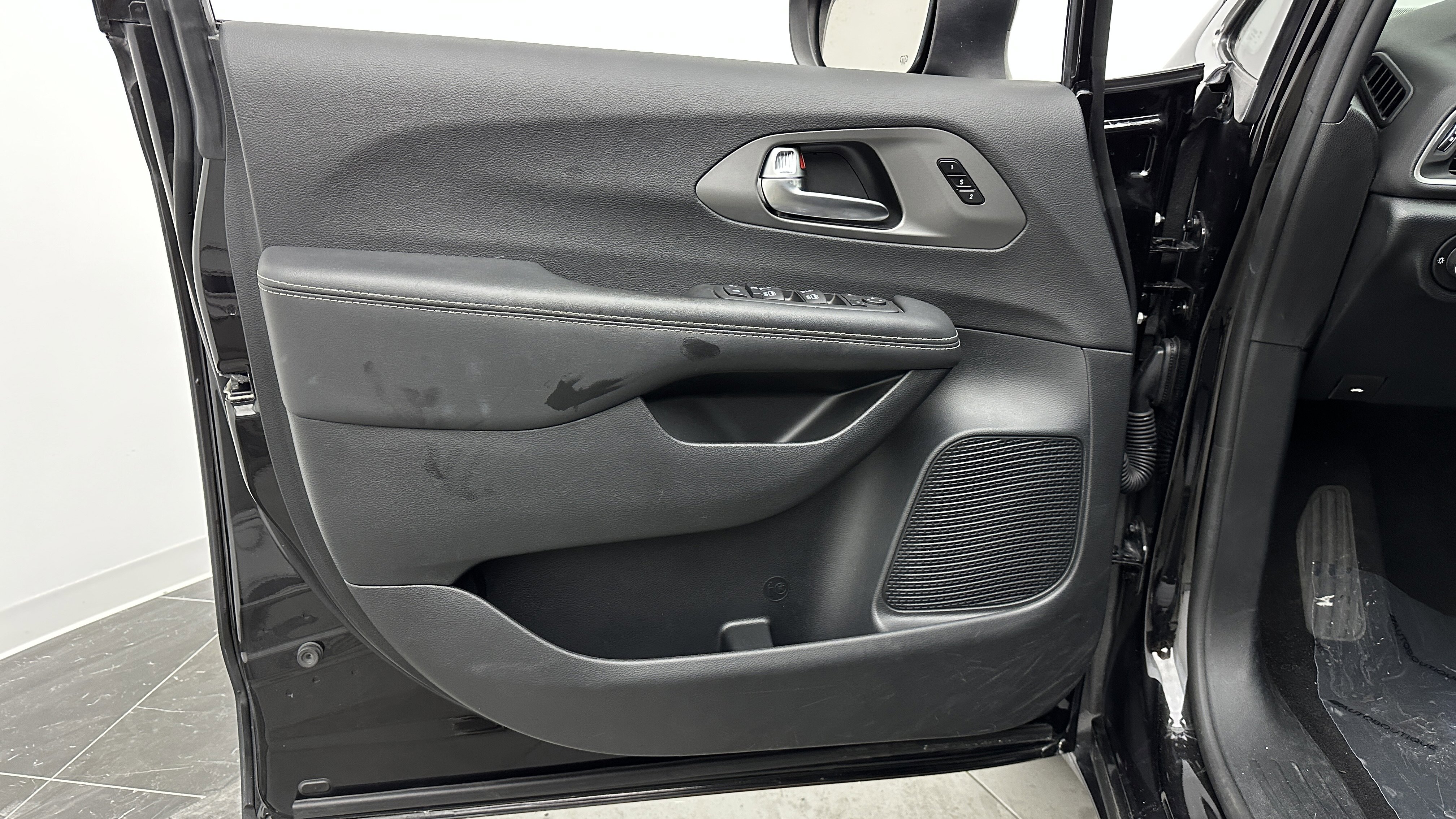 Used 2025 Chrysler Pacifica Select image 10