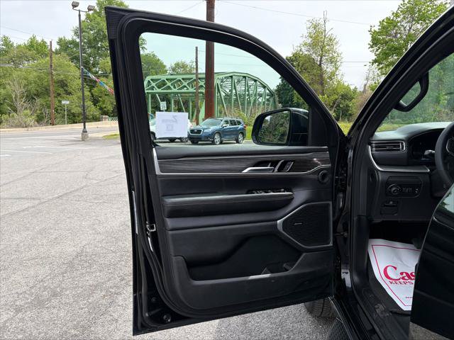 Certified 2024 Jeep Wagoneer Series II w/ Flexible Seating Group AWD/4WD image 17