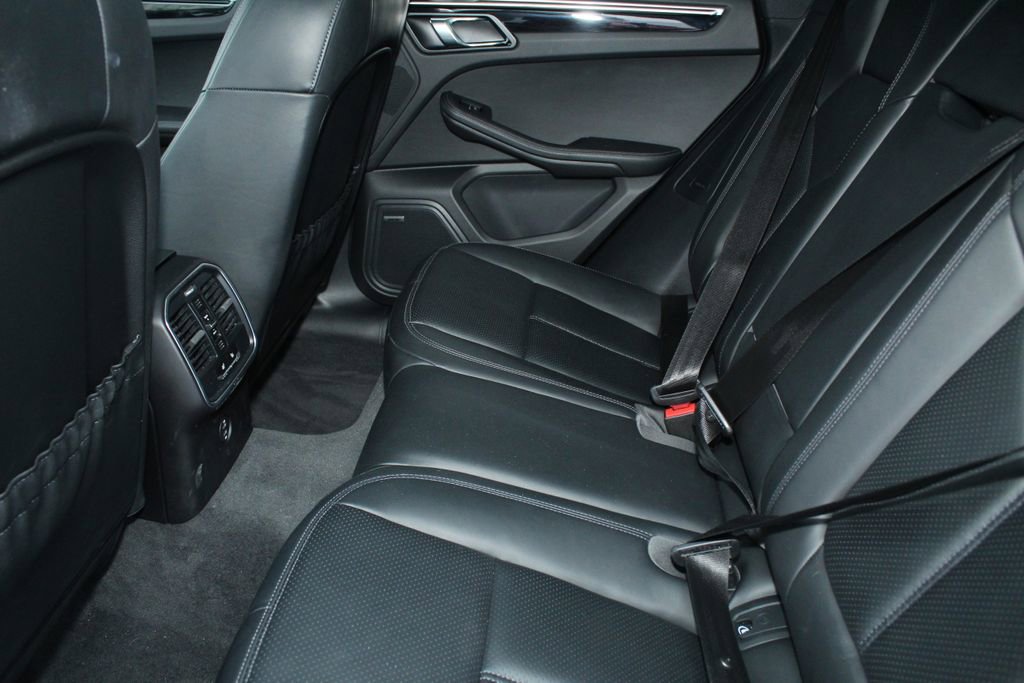 Certified 2024 Porsche Macan image 25