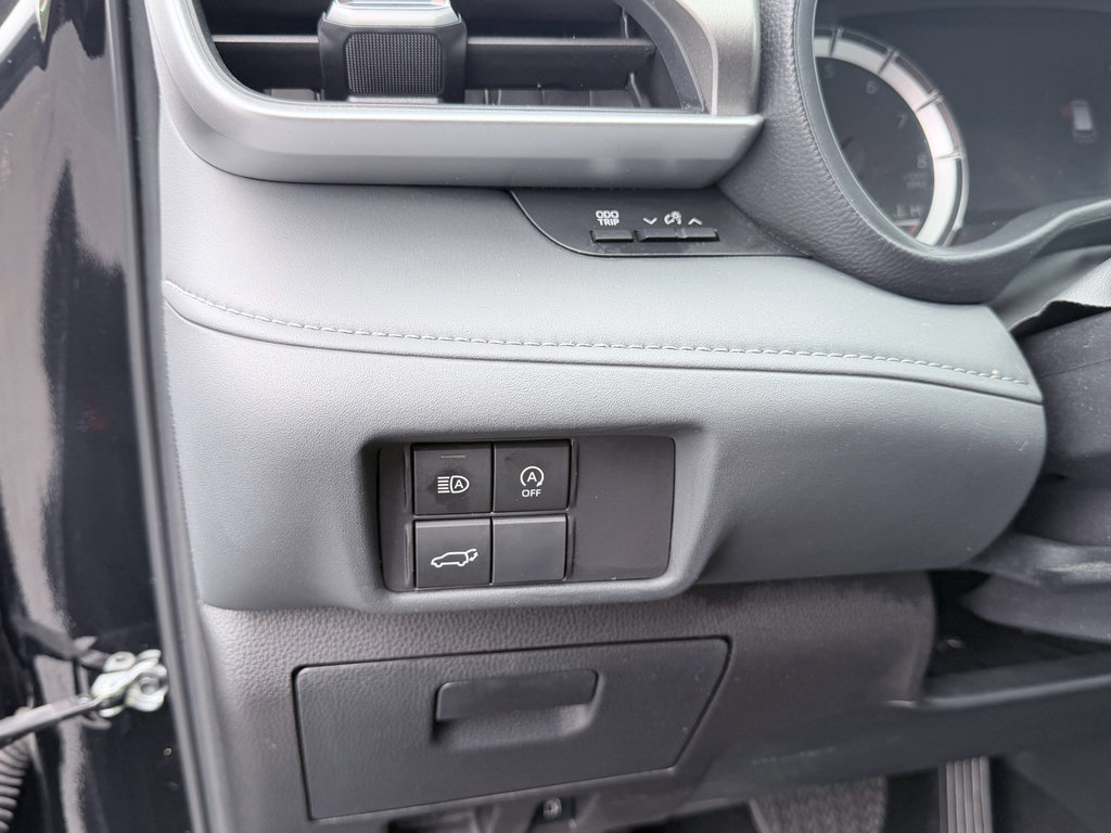 Used 2025 Toyota Highlander LE FWD image 12