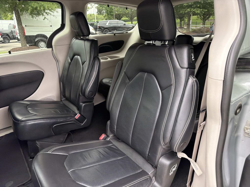 Used 2022 Chrysler Pacifica Touring-L FWD image 16