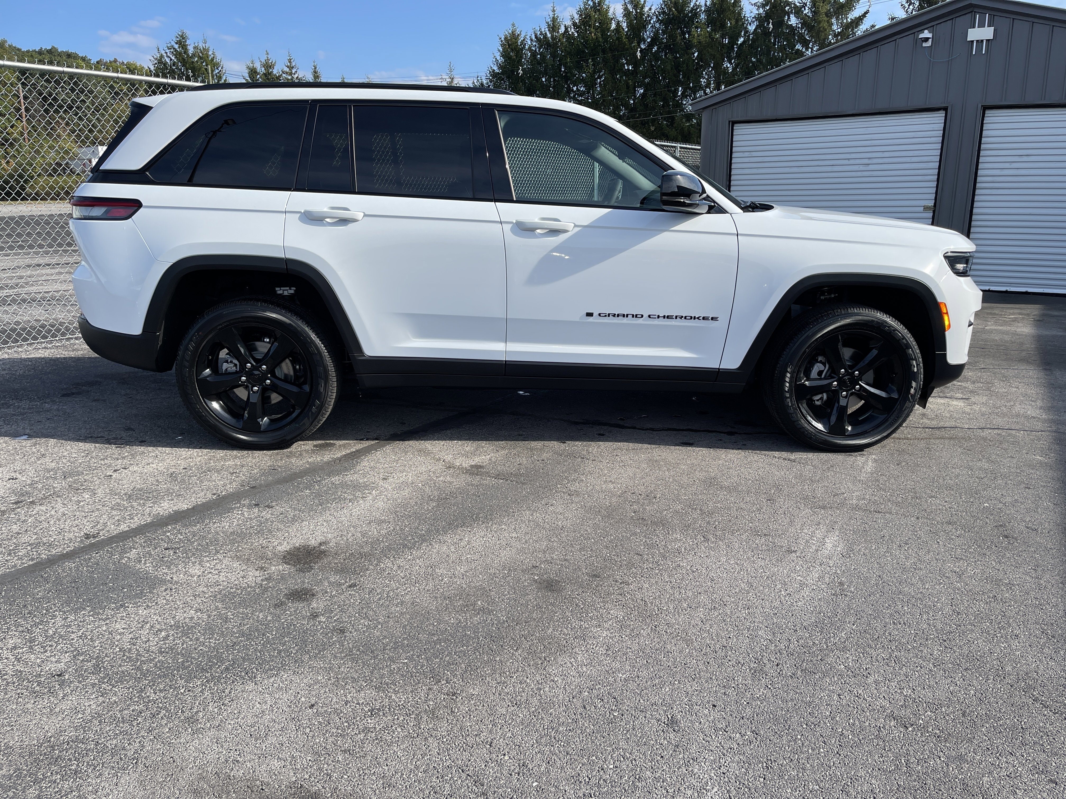 New 2025 Jeep Grand Cherokee Altitude image 5