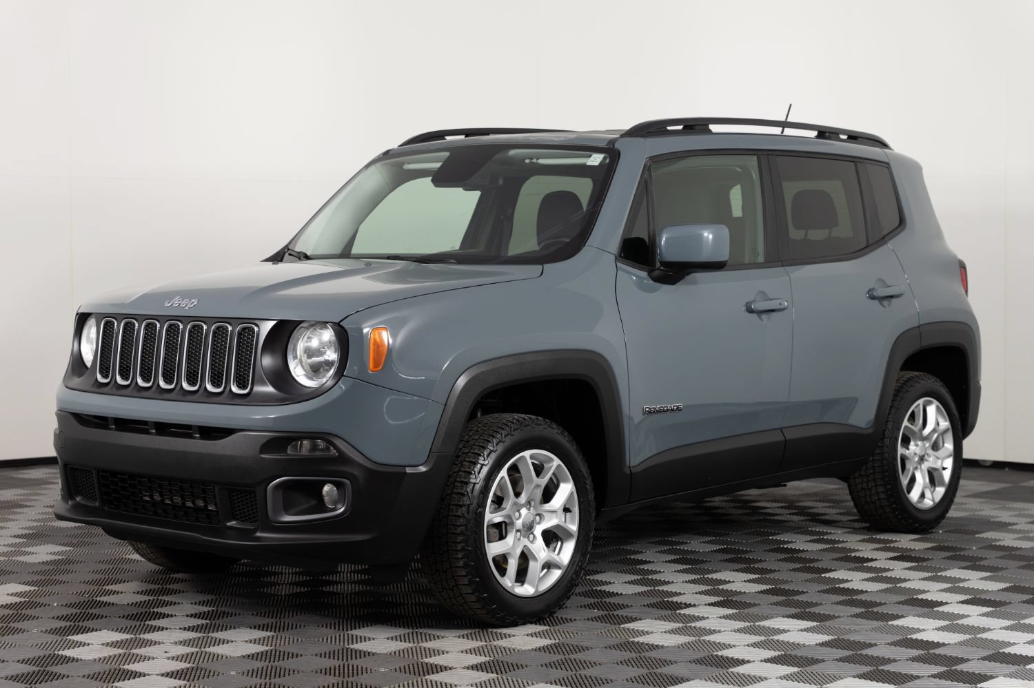 Used 2017 Jeep Renegade Latitude w/ Trailer Tow Group AWD/4WD image 1