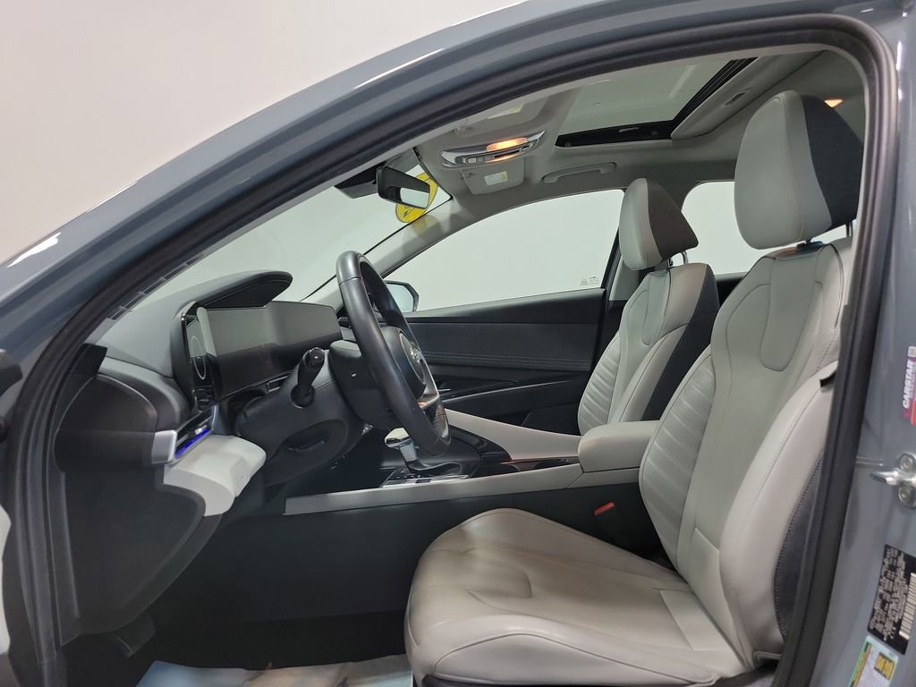 Used 2023 Hyundai Elantra Limited w/ Cargo Package FWD image 2