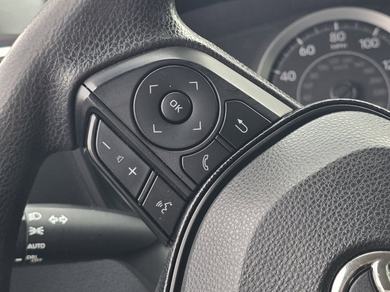 Used 2020 Toyota Corolla LE image 25