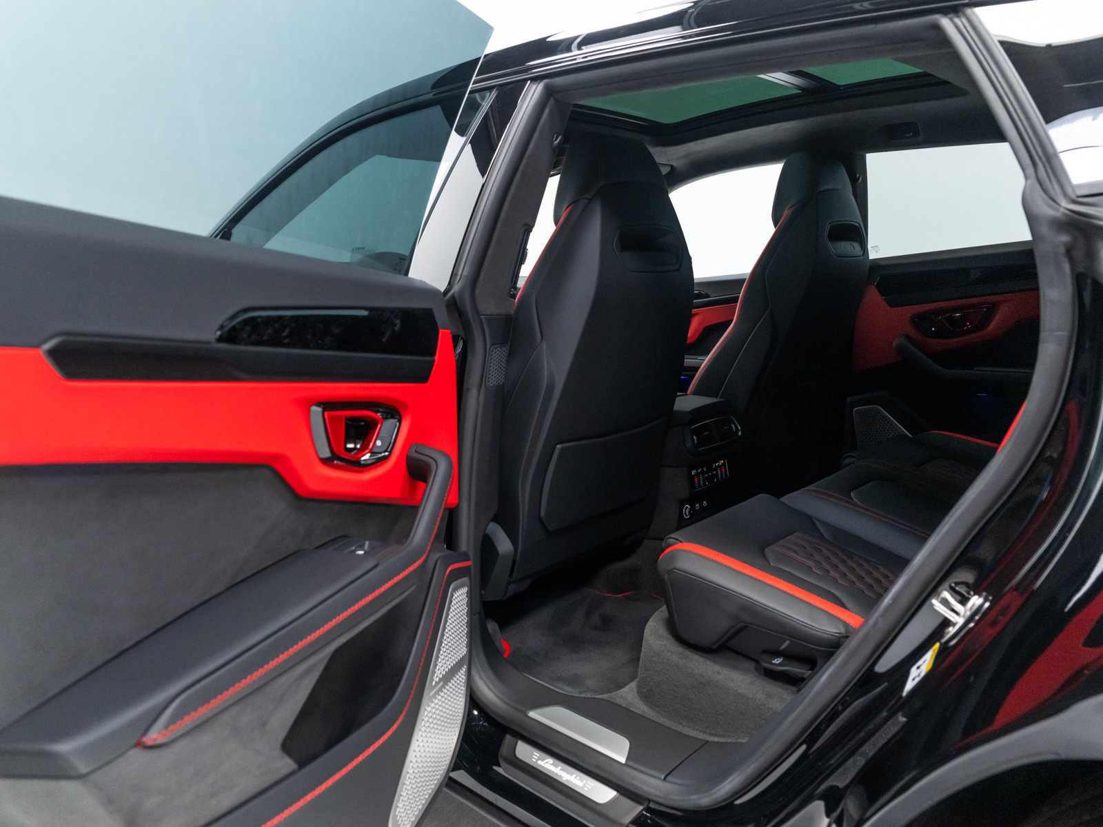 Used 2025 Lamborghini Urus SE AWD/4WD image 74