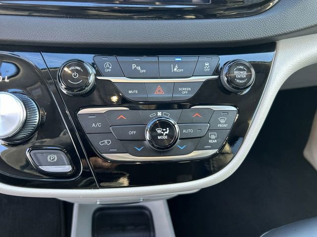 Used 2024 Chrysler Pacifica Touring-L image 21