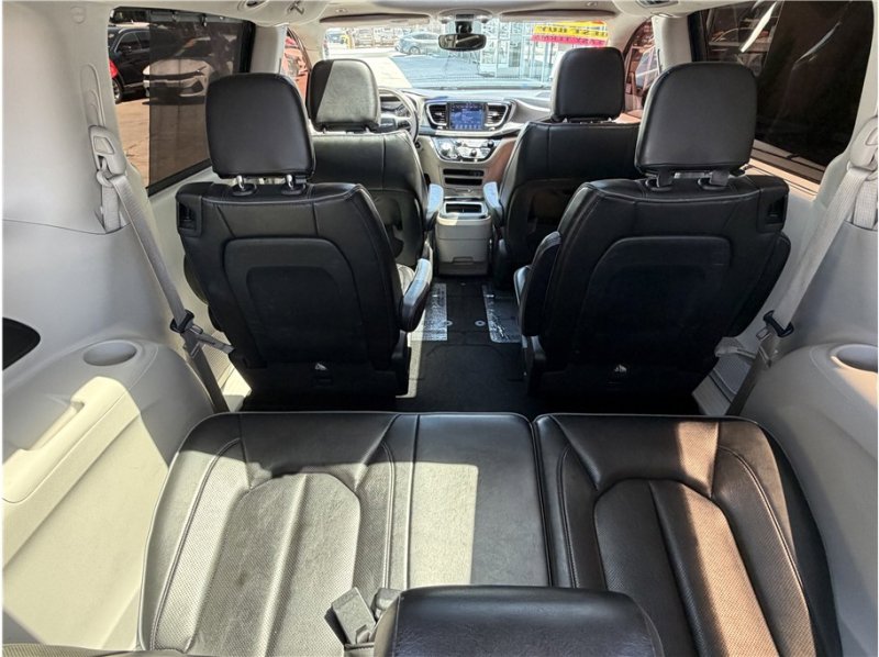 Used 2018 Chrysler Pacifica Limited FWD image 23