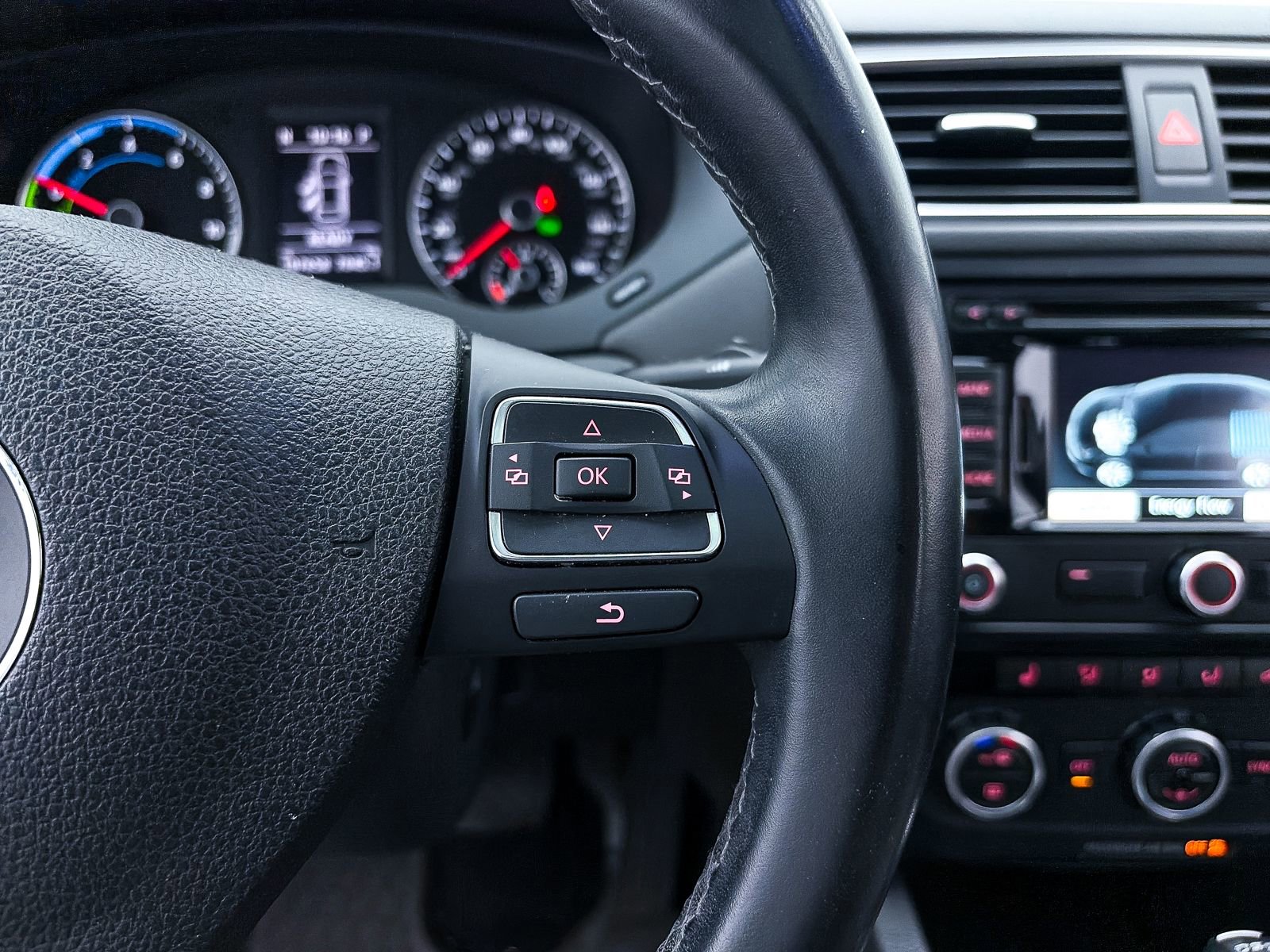 Used 2013 Volkswagen Jetta SEL image 27