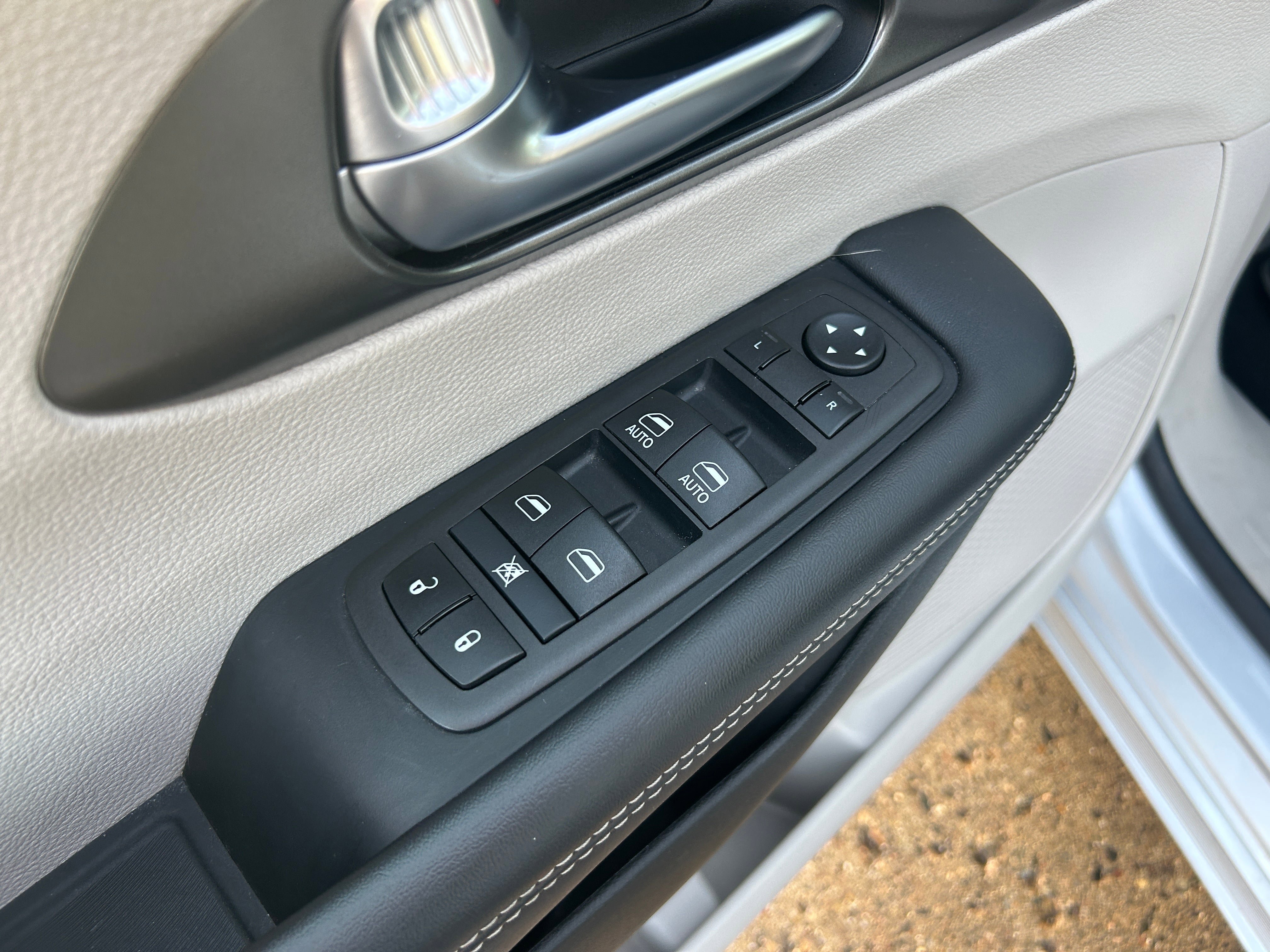 Used 2024 Chrysler Pacifica Touring-L image 14