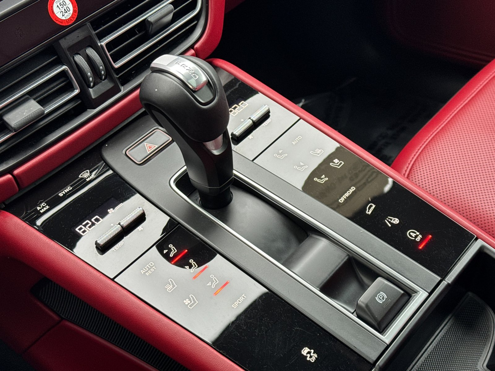 Certified 2025 Porsche Macan AWD/4WD image 26