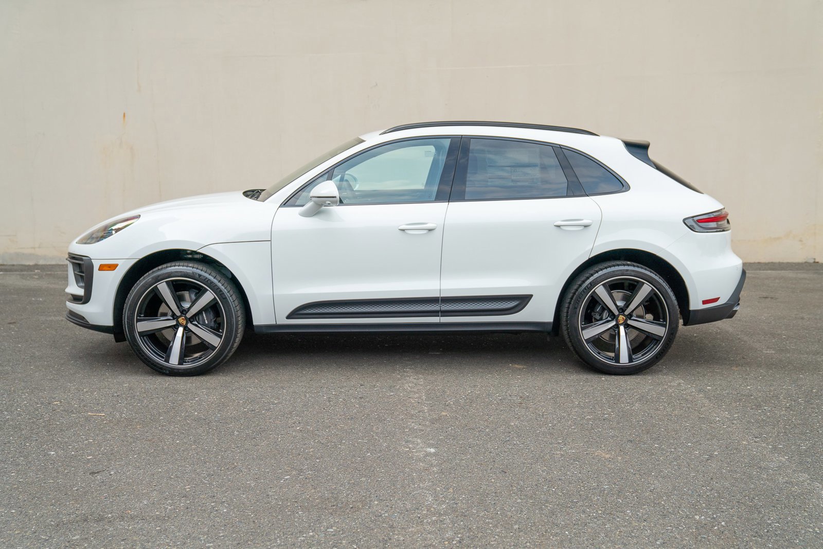 Certified 2025 Porsche Macan image 2