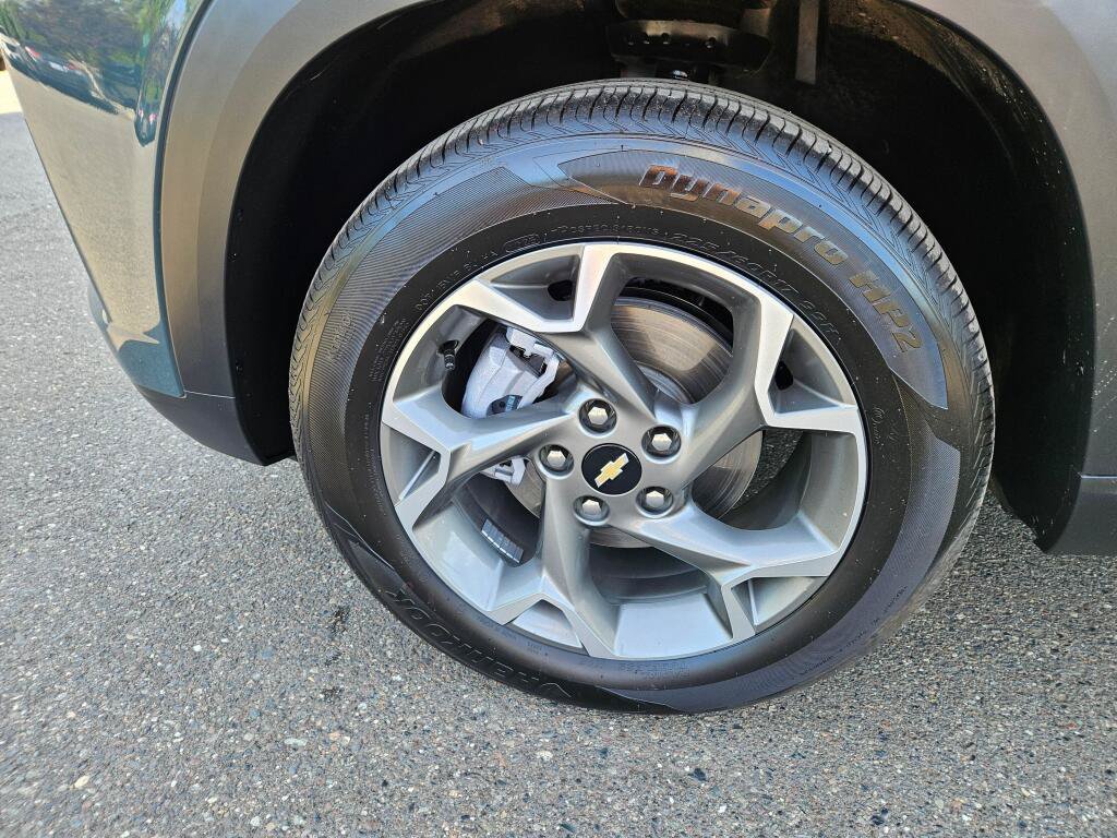 Used 2025 Chevrolet Trax LT FWD image 8