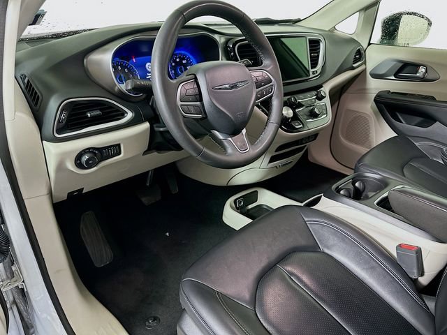 Used 2024 Chrysler Pacifica Touring-L image 10