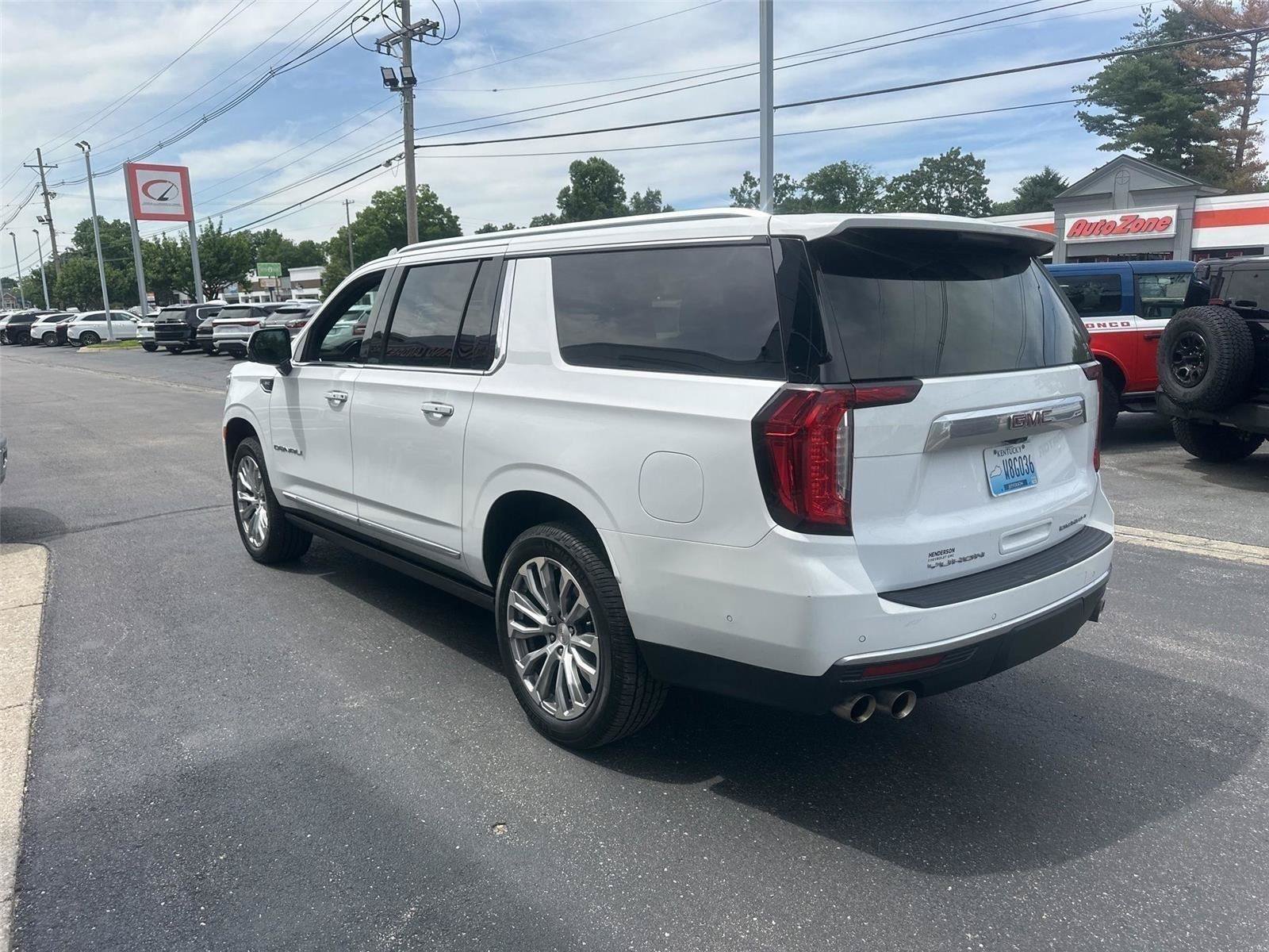 Used 2023 GMC Yukon XL Denali w/ Denali Reserve Package AWD/4WD image 5