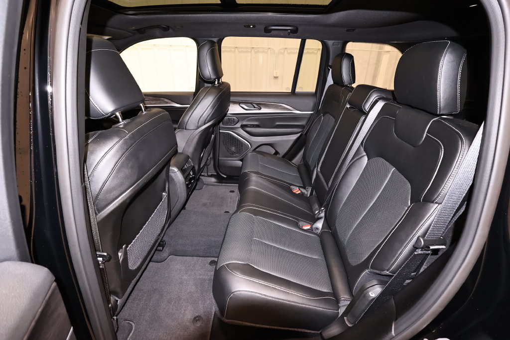 Used 2026 Jeep Grand Cherokee Limited AWD/4WD image 16