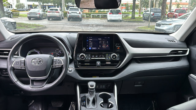 Used 2023 Toyota Highlander XLE FWD image 14