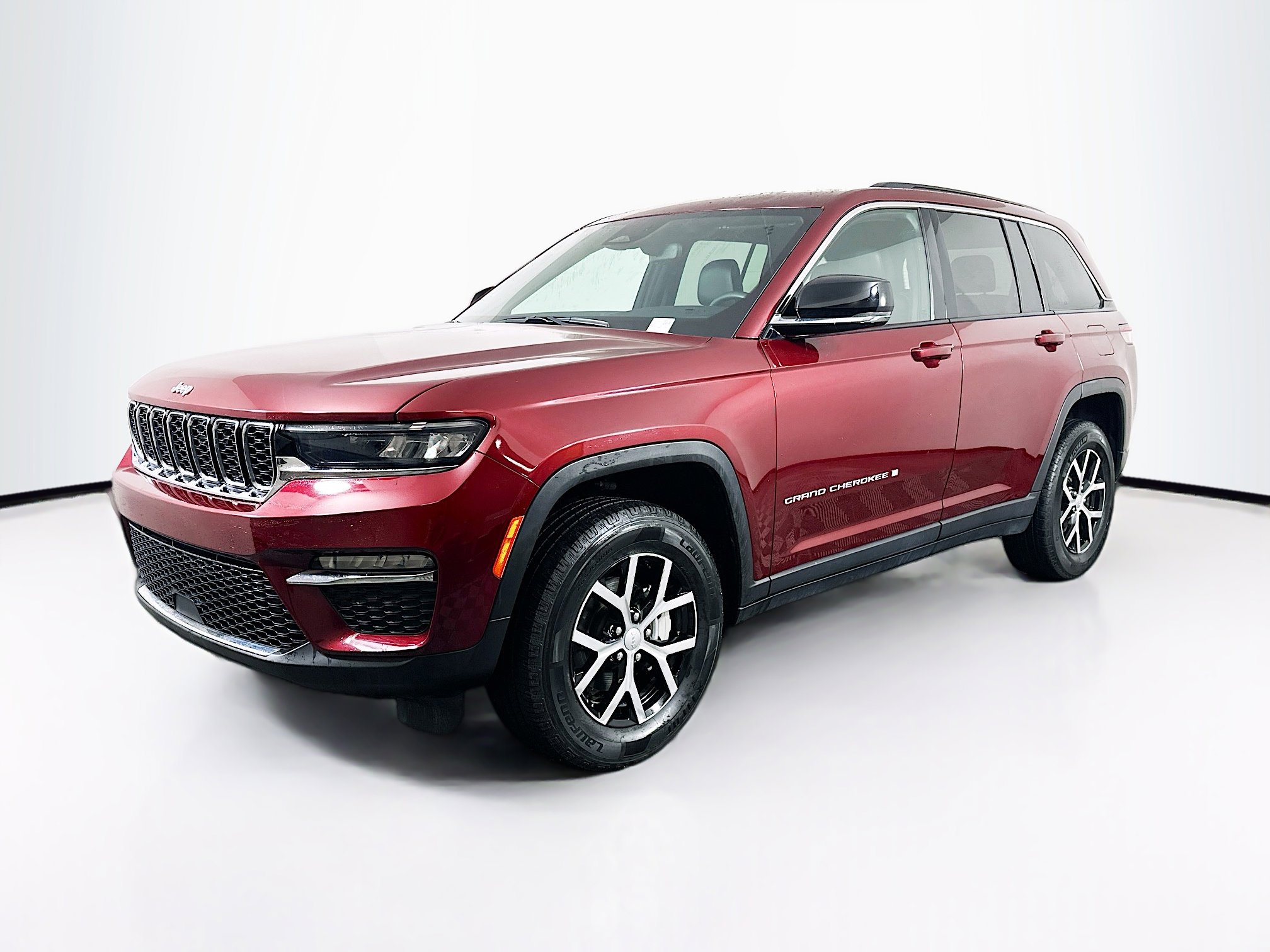 Used 2024 Jeep Grand Cherokee Limited image 3