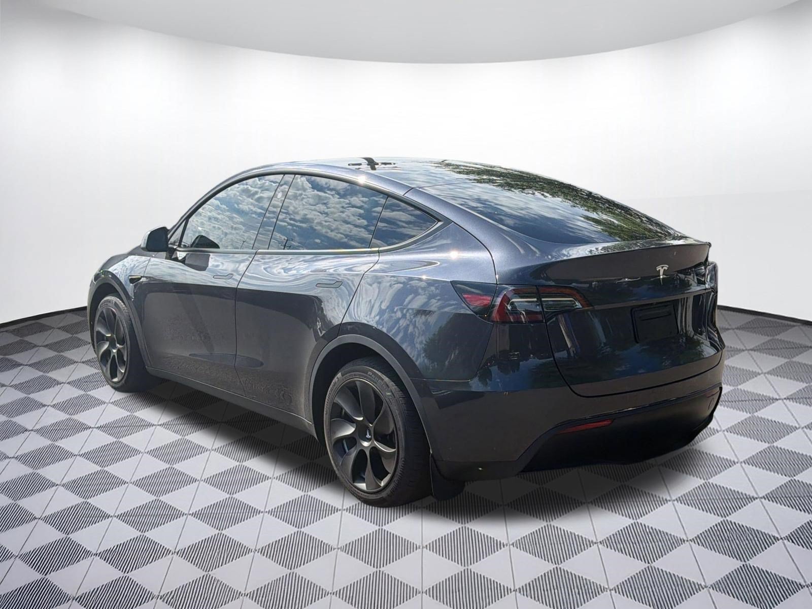 Used 2024 Tesla Model Y Long Range RWD image 3