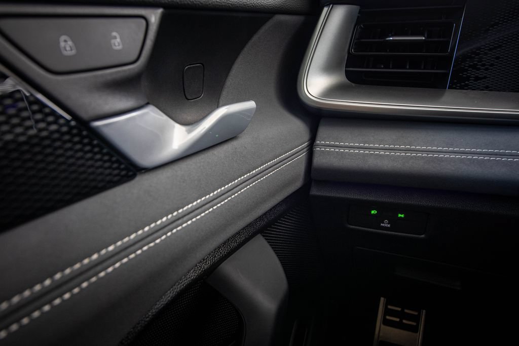Certified 2026 Volkswagen Tiguan SE R-Line FWD image 32