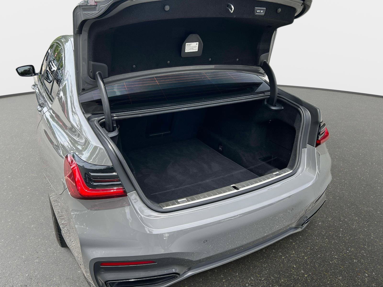 Used 2021 BMW 740i w/ M Sport Package RWD image 13