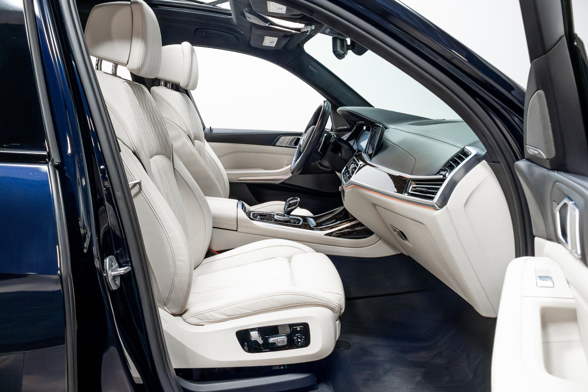 Used 2021 BMW X7 M50i image 26