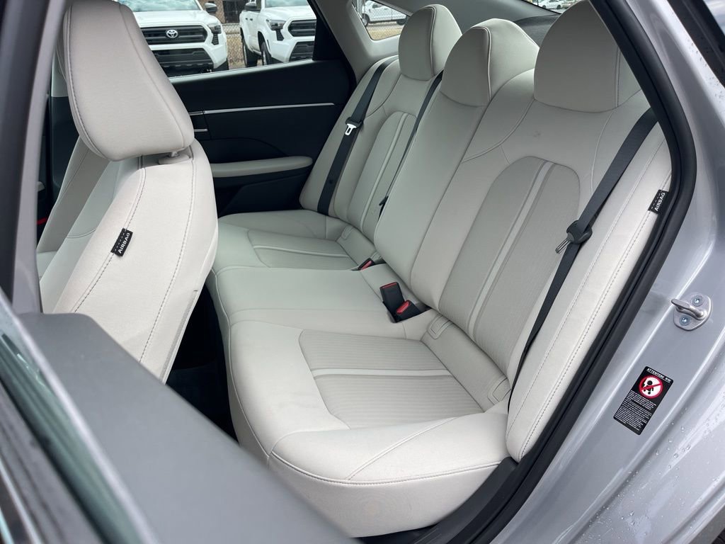 Used 2023 Hyundai Sonata SE w/ Preferred Accessory Package image 16