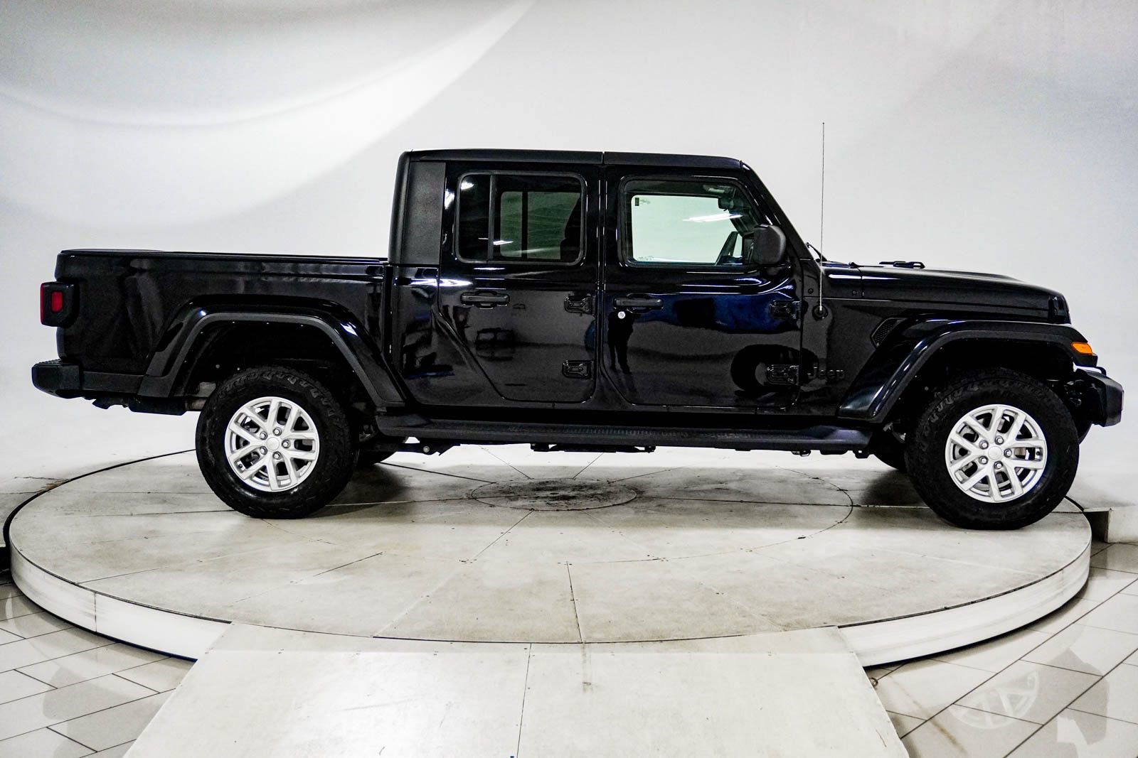 Used 2023 Jeep Gladiator Sport image 10