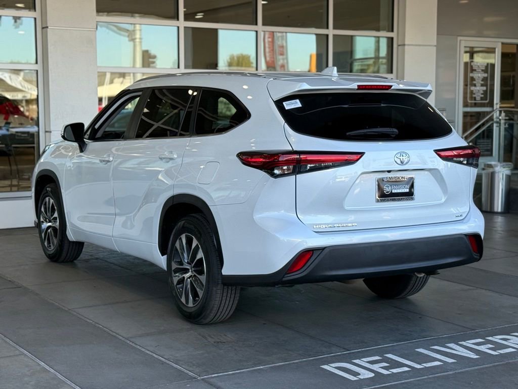 Certified 2023 Toyota Highlander XLE image 9