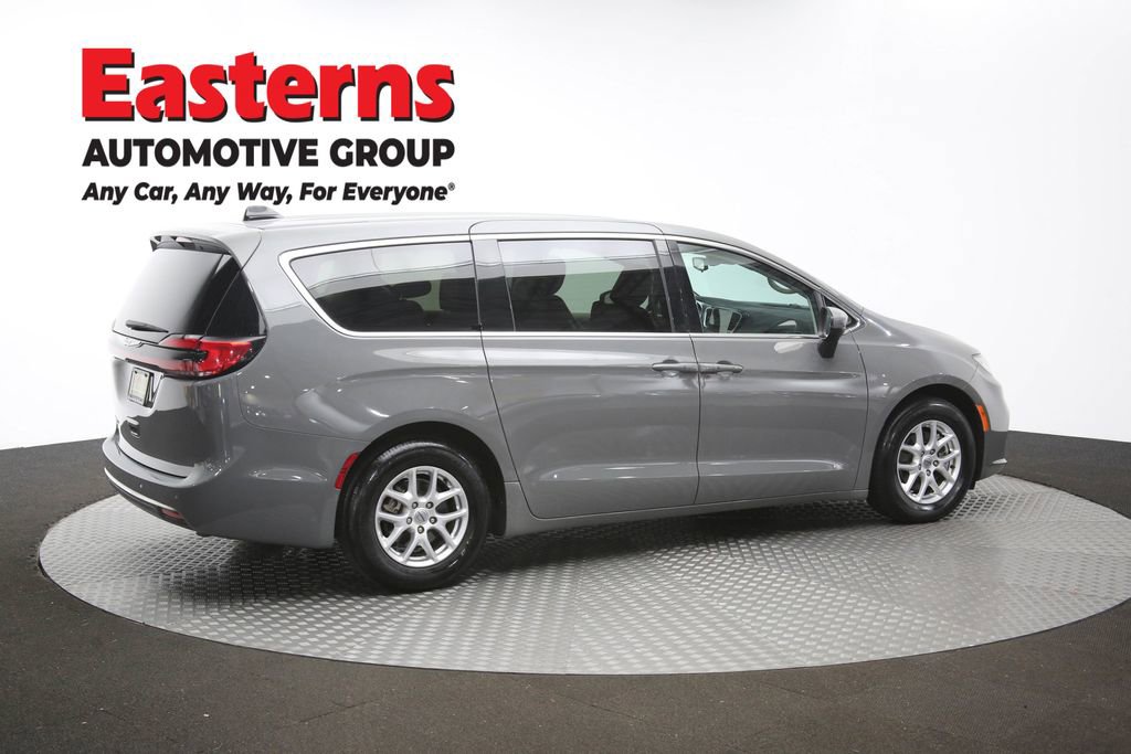 Used 2023 Chrysler Pacifica Touring-L FWD image 43