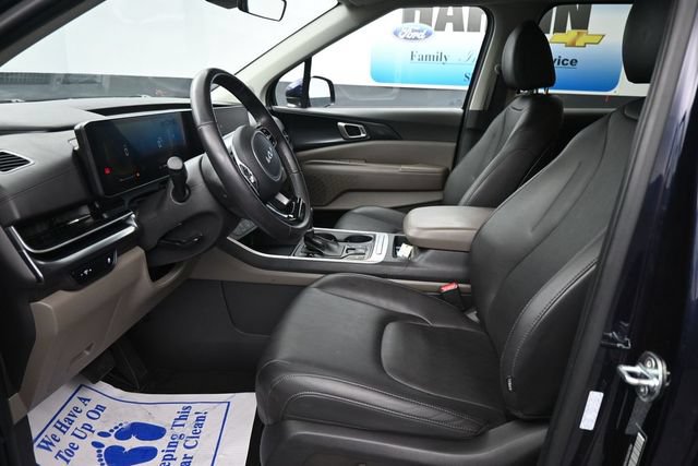 Used 2025 Kia Carnival FWD image 13