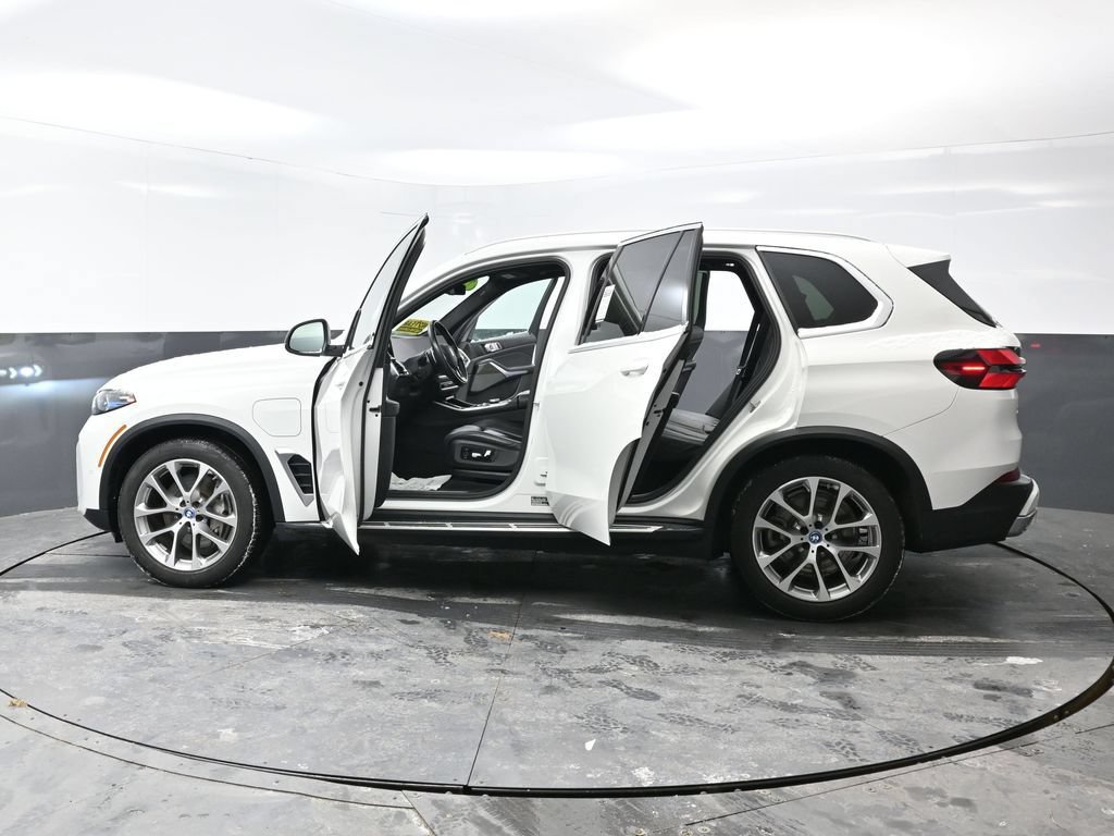 Used 2025 BMW X5 xDrive50e AWD/4WD image 49