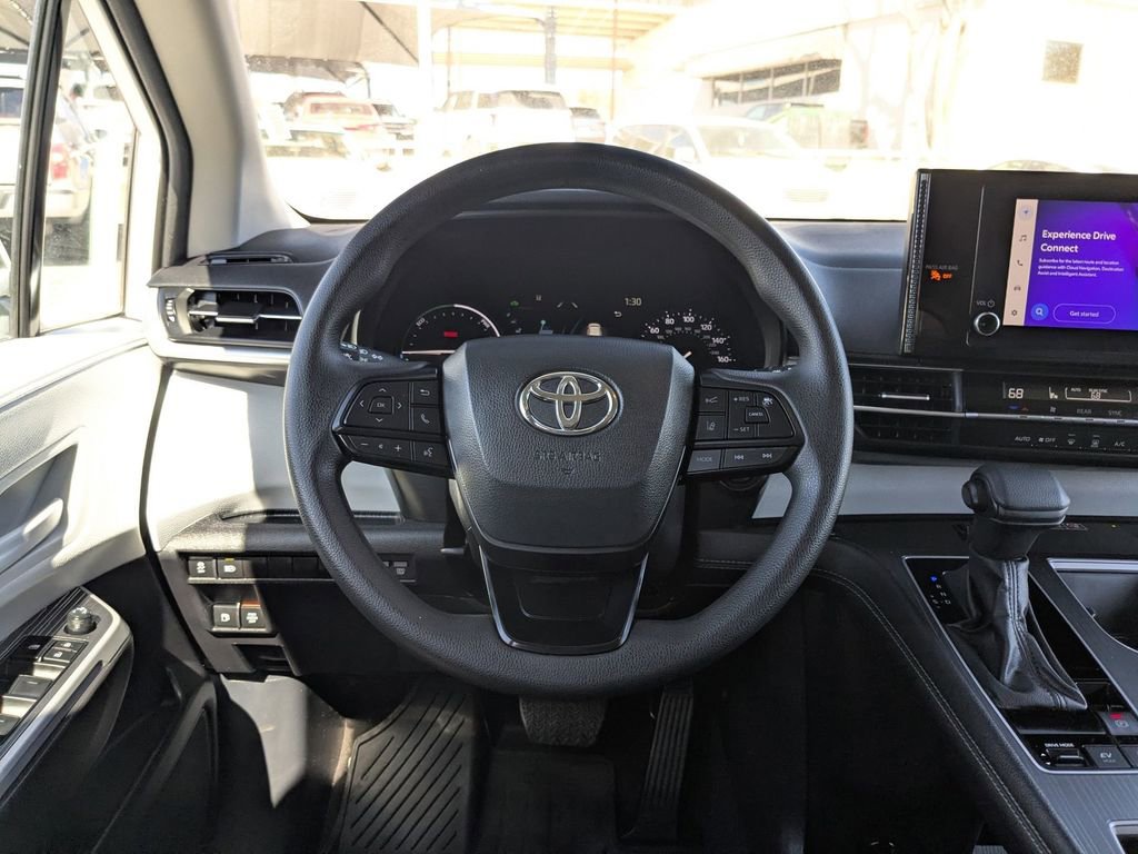 Used 2025 Toyota Sienna LE image 27